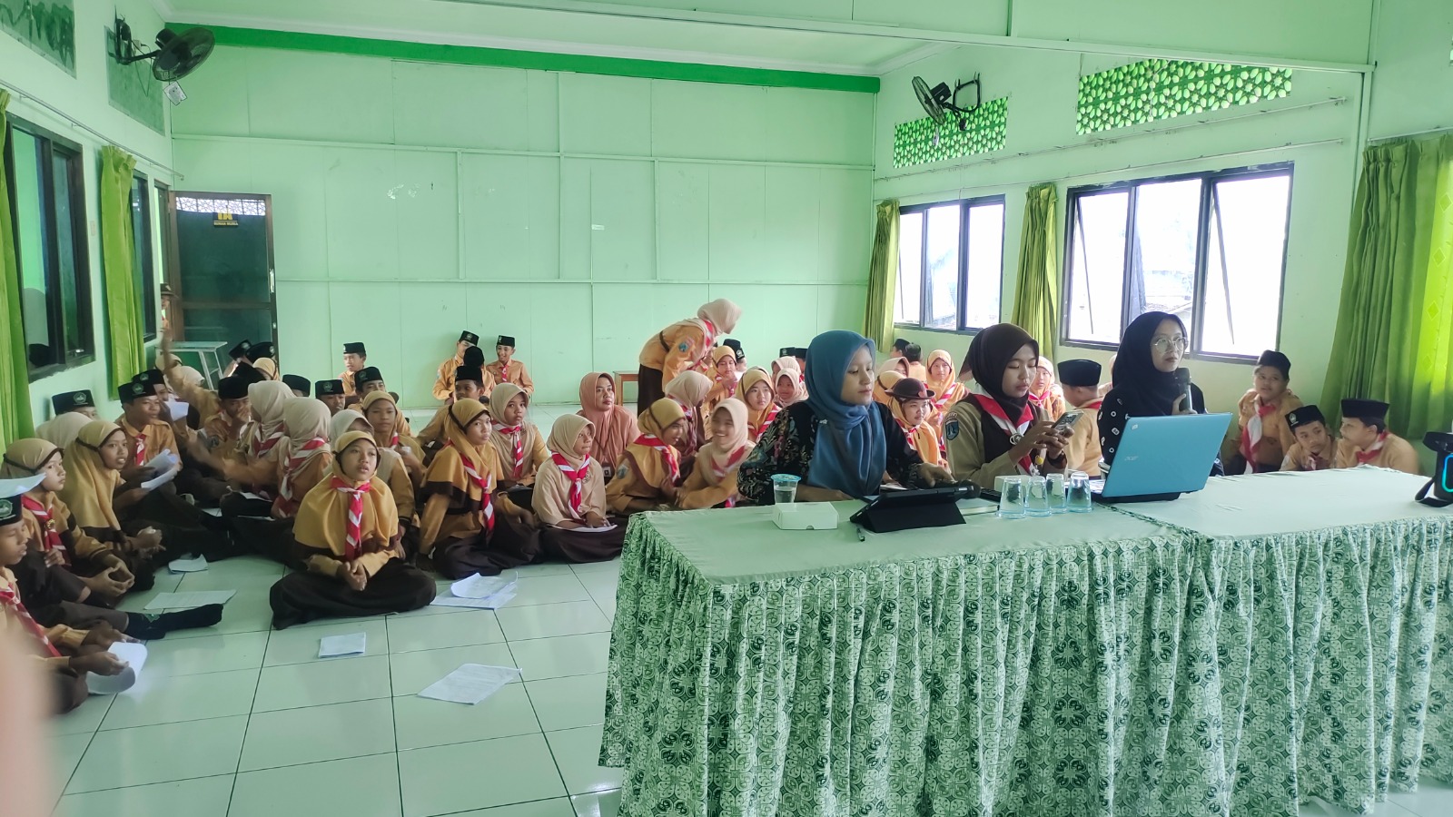 Ujian Praktik Bahasa Indonesia Kelas 6 MI Ar Roudhoh: Latihan Menjadi MC yang Percaya Diri