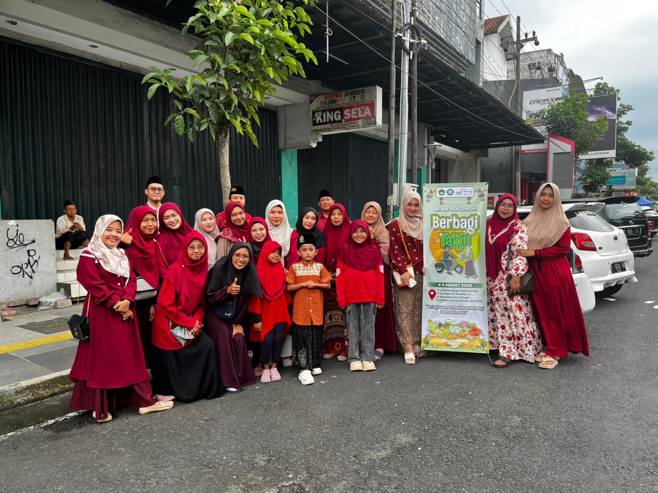 🌙 Menebar Kebaikan di Bulan Ramadan, Siswa MI Ar-Roudhoh Berbagi Takjil Penuh Kebahagiaan