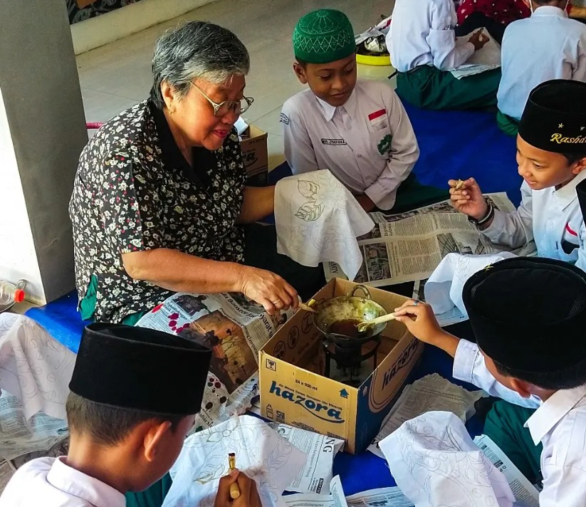 Siswa Kelas 5 MI Ar-Roudhoh Belajar Membatik di Batik Rolla Jember Tahun 2022