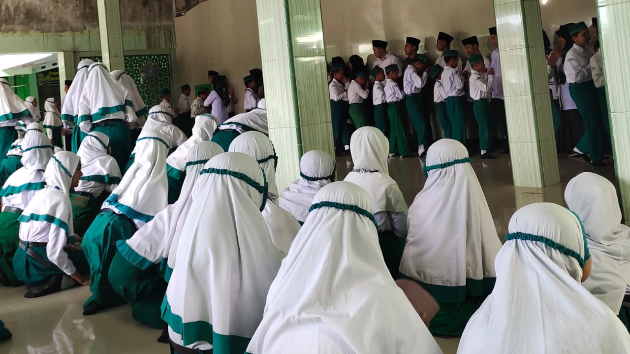 MI Ar Roudhoh Gelar Pelepasan Guru Tugas Pondok Pesantren Sidogiri, Ustadz Dairobi