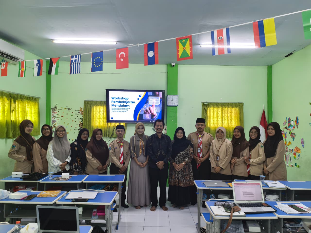 Tingkatkan Kualitas Pengajaran, Guru MI Ar Roudhoh Ikuti Workshop Literasi Digital Bersama LABOMA FKIP UNEJ