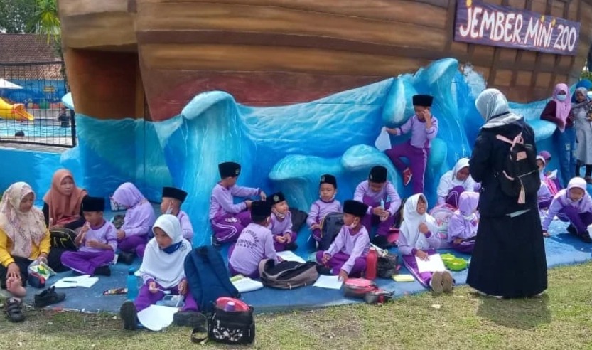 Outdoor Learning Excellent Class MI Ar-Roudhoh di Mini Zoo Jember Tahun 2022