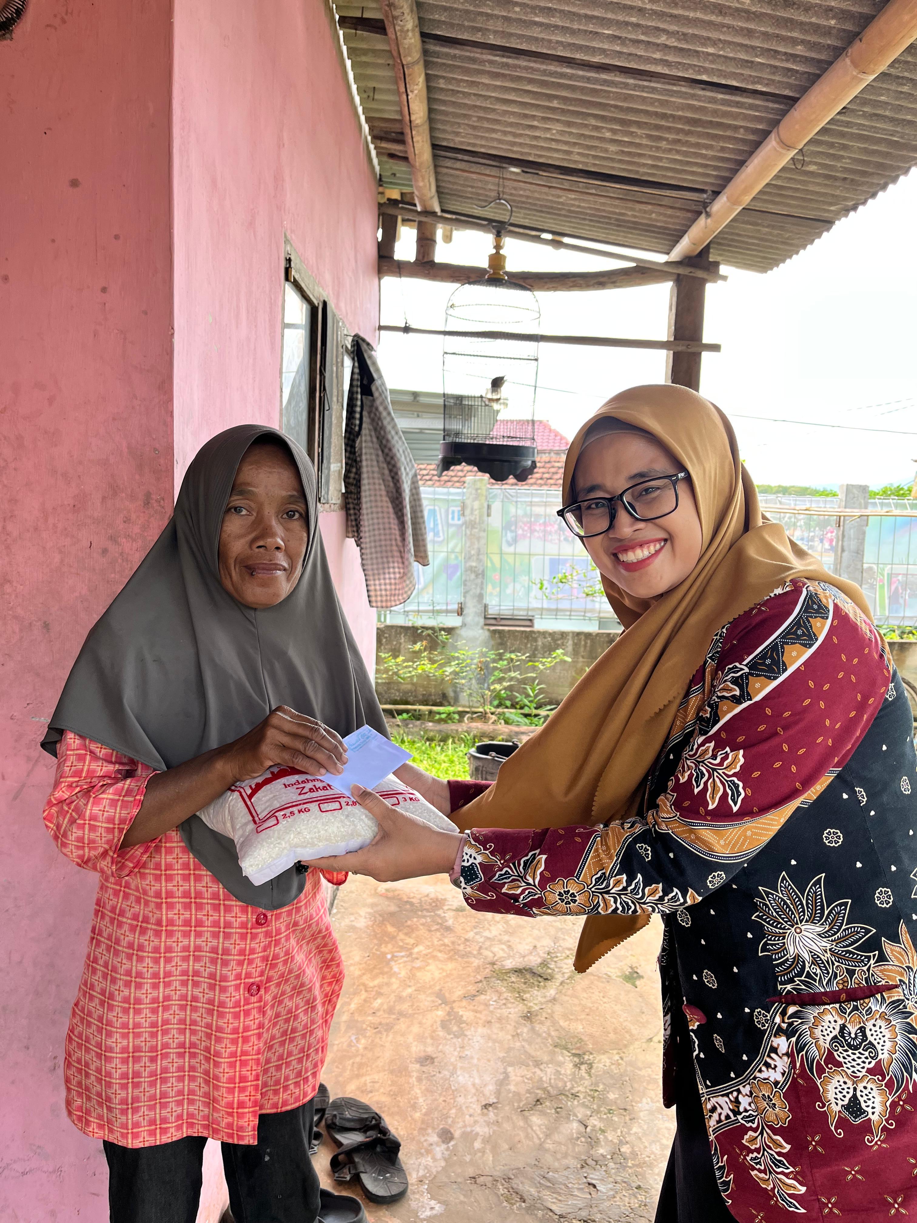 Menanamkan Nilai Berbagi di Bulan Ramadhan, TK Ar-Roudhoh Salurkan Zakat Fitrah kepada Masyarakat